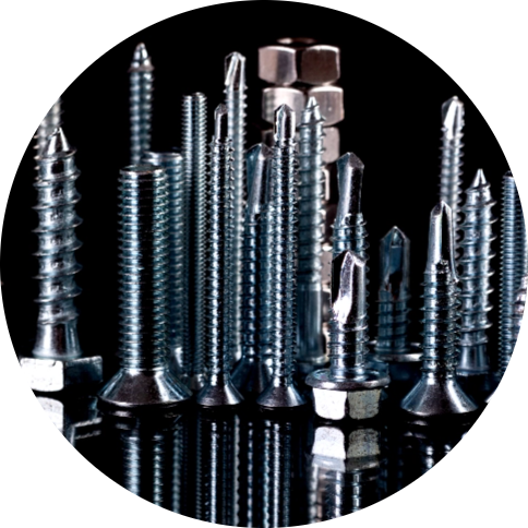 Fantástica ciudad fabricada con pernos, tuercas, tornillos y cortes automáticos.